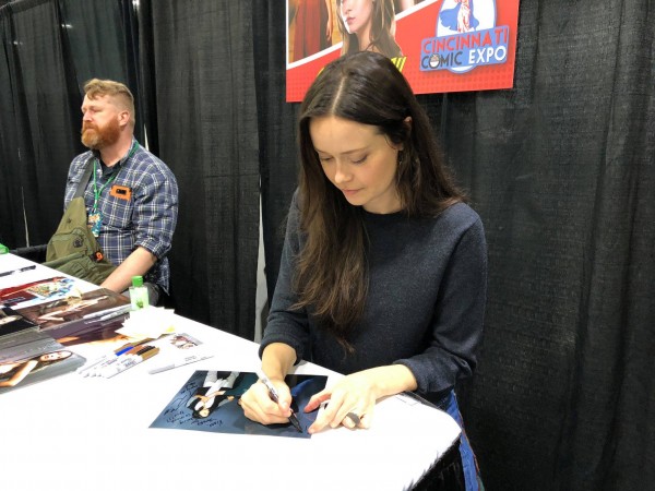Summer signs autographs at Cincinnati Comic Expo