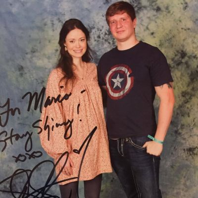 Summer Glau posing with fan at Hannover Comic Con